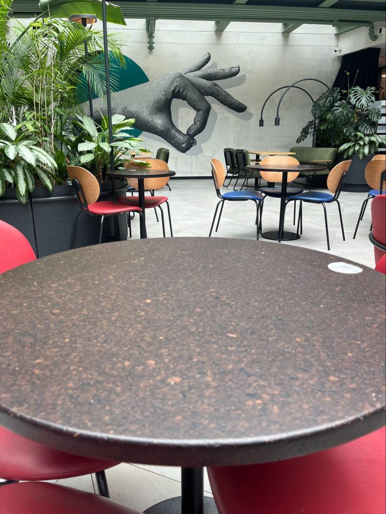 KORK kamštiniai stalviršiai kavinėje „Paupio turgus“ Vilniuje