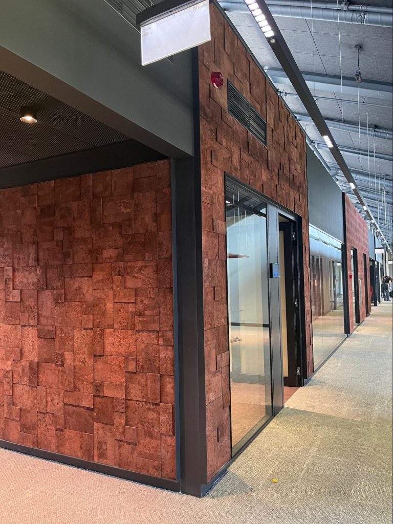 Muratto Cork Bricks Grand kamštinė sienų danga „Cyber City“ koridoriuje