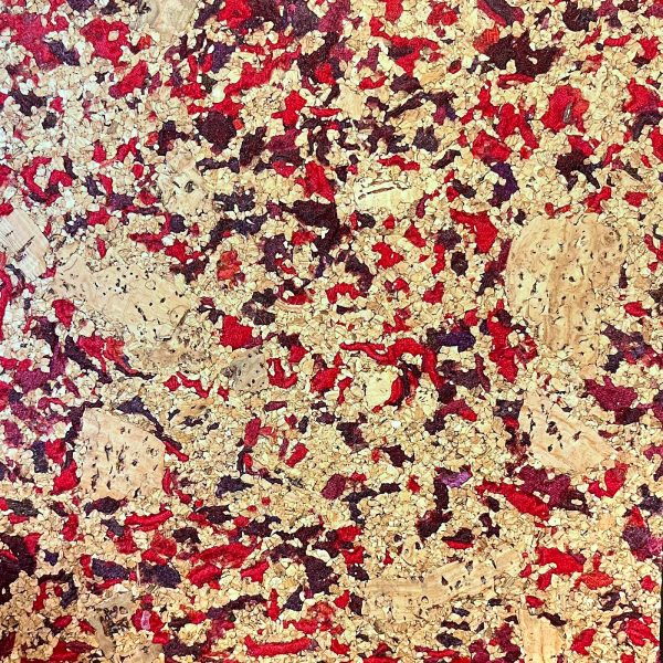 Burel Cork kamštinė sienų danga, Scarlet Red spalva – raudoni ir vyšniniai vilnos pluoštai kamštyje
