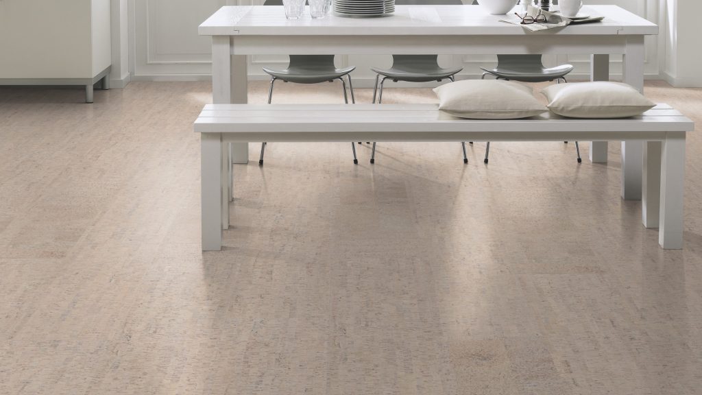 Kamštinės grindys Wicanders Cork Inspire Fashionable Antique White virtuvėje ir valgomajame