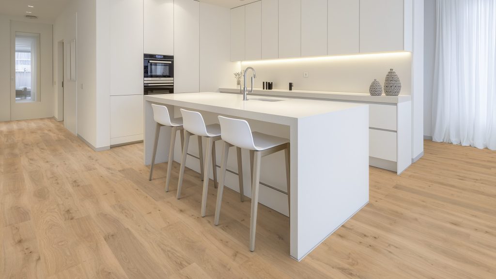Medienos vaizdo grindys Wicanders Natural Oak Almond valgomajame